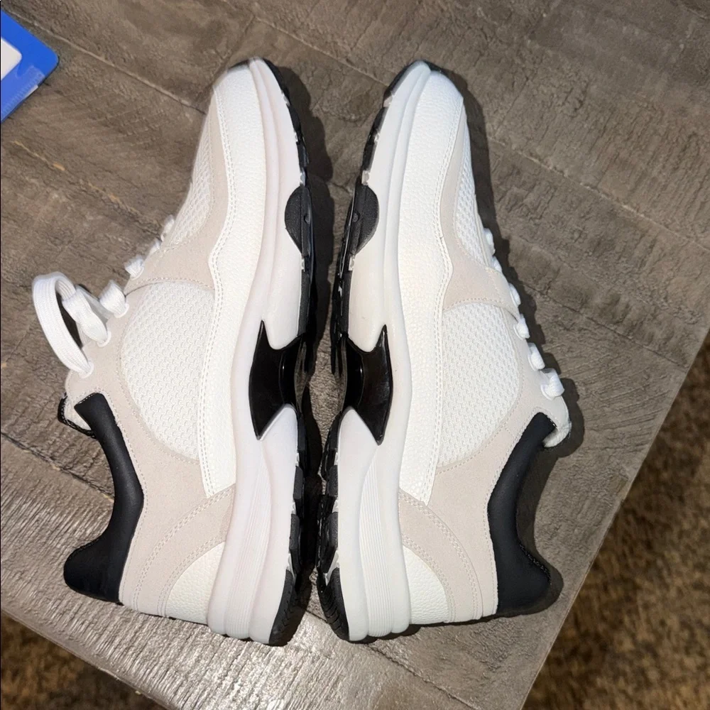 Chic Sneakers in Black and White - Picture 5 of 11